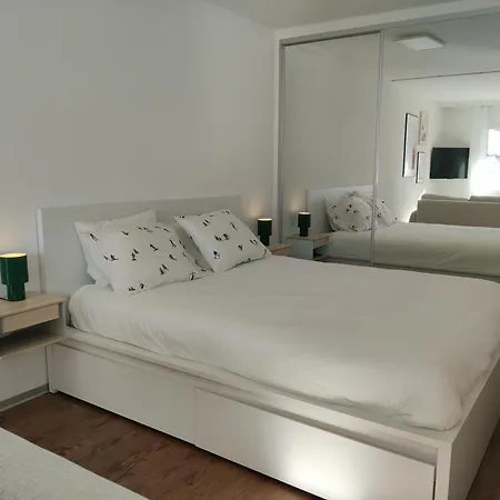 Big Studio, Just Renovated, Great Views, With Free Parking Apartment